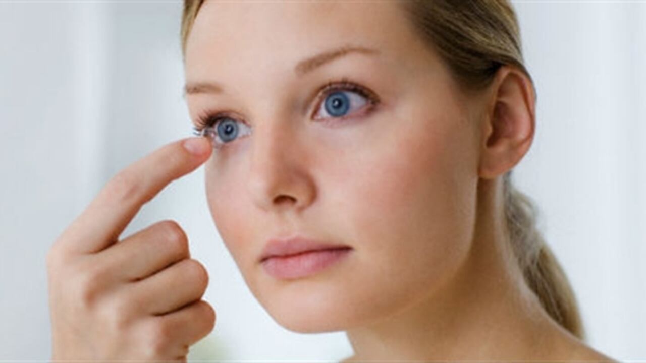 Los lentes tienen un elemento telescópico en el centro que hace aumentar la imagen antes de que la luz pase a la retina.