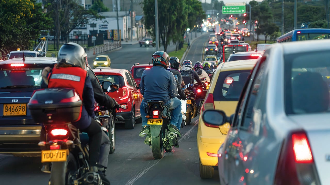 mientras los sistemas de transporte masivo buscan ganar usuarios, cada vez más ciudadanos están optando por movilizarse en moto.
