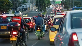 mientras los sistemas de transporte masivo buscan ganar usuarios, cada vez más ciudadanos están optando por movilizarse en moto.