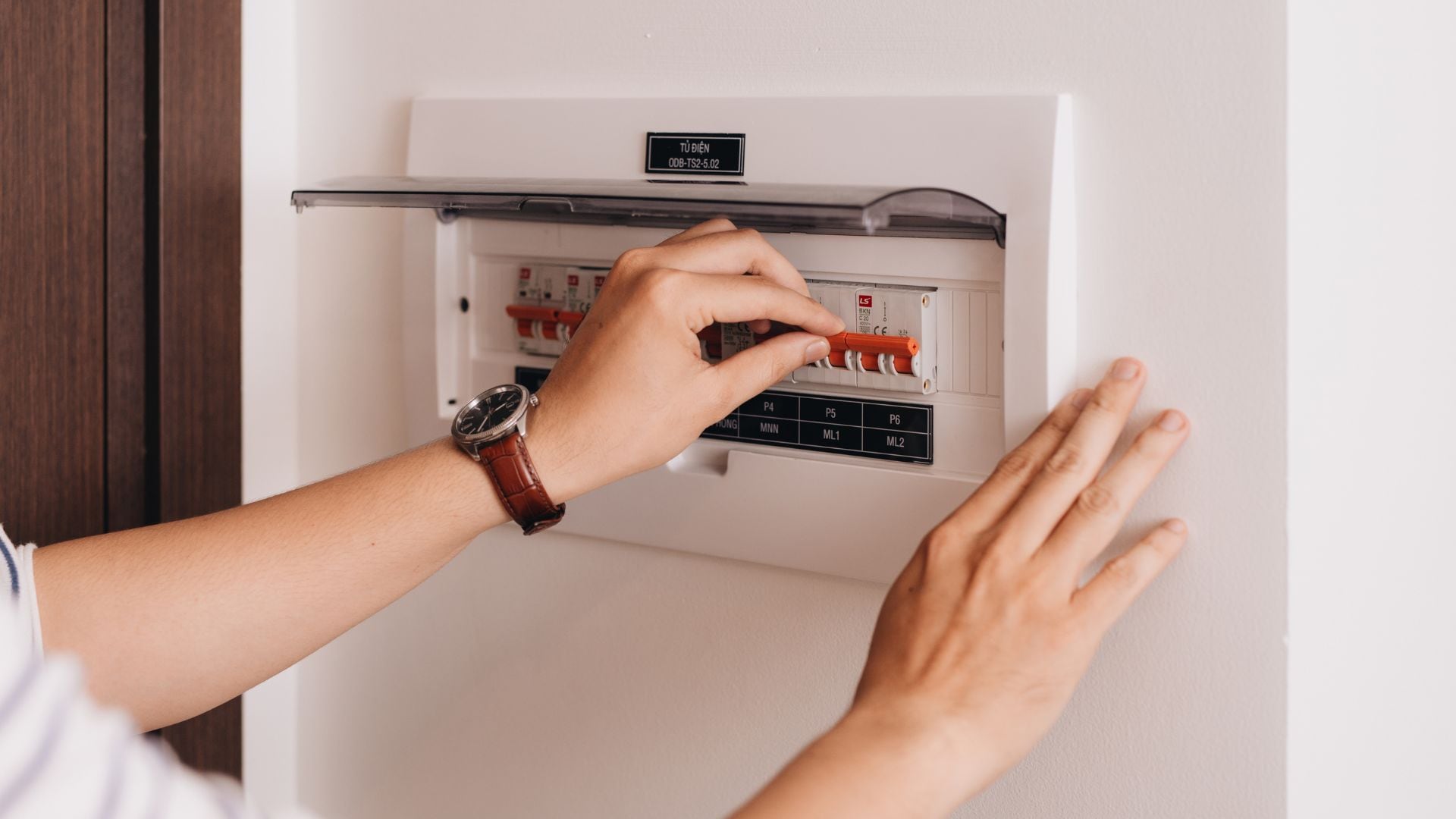 Uno de los mayores peligros de una instalación eléctrica en mal estado es el riesgo de incendio.