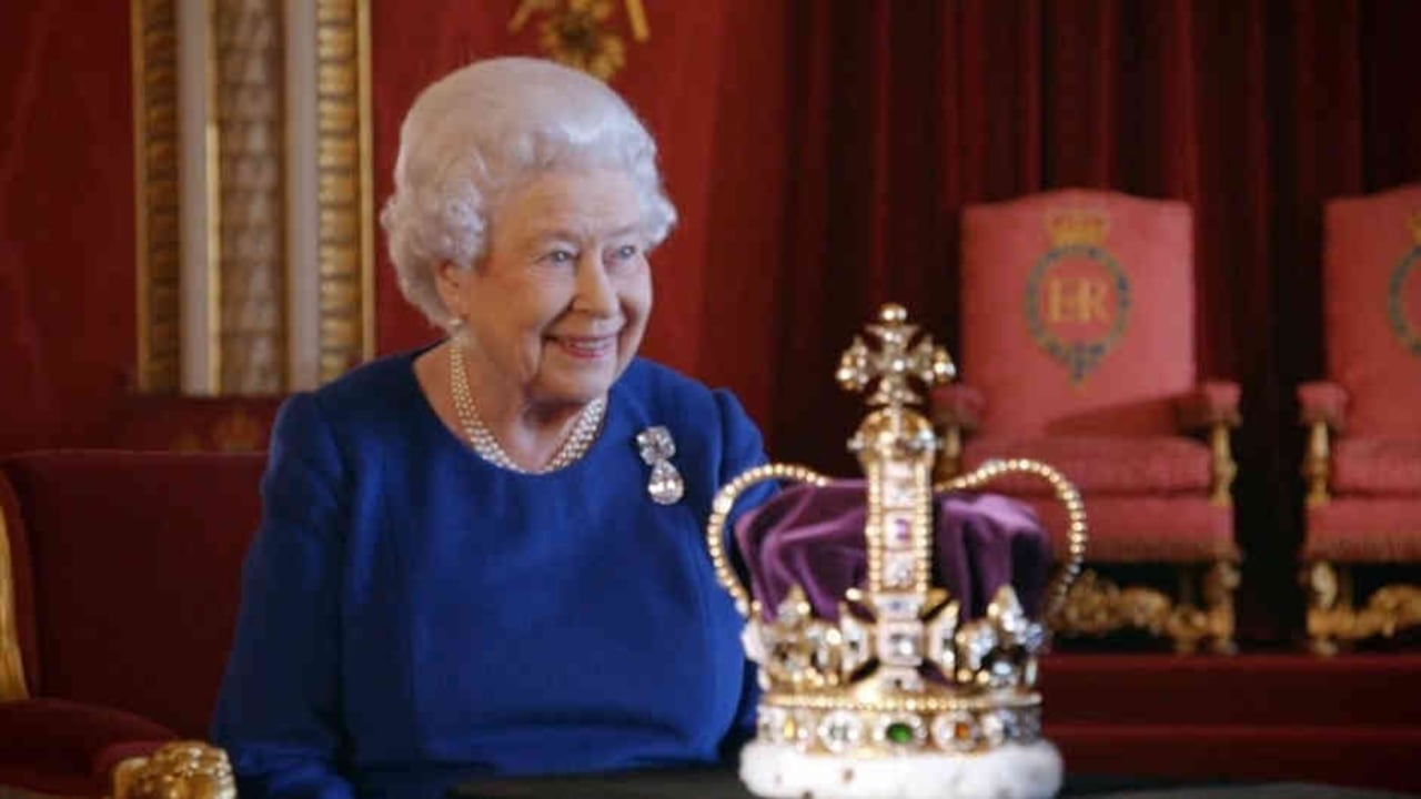 Con la ayuda de su secretario personal para la parte técnica, la soberana fue la última en sumarse a la llamada y la primera en abandonarla, como exige la etiqueta real.