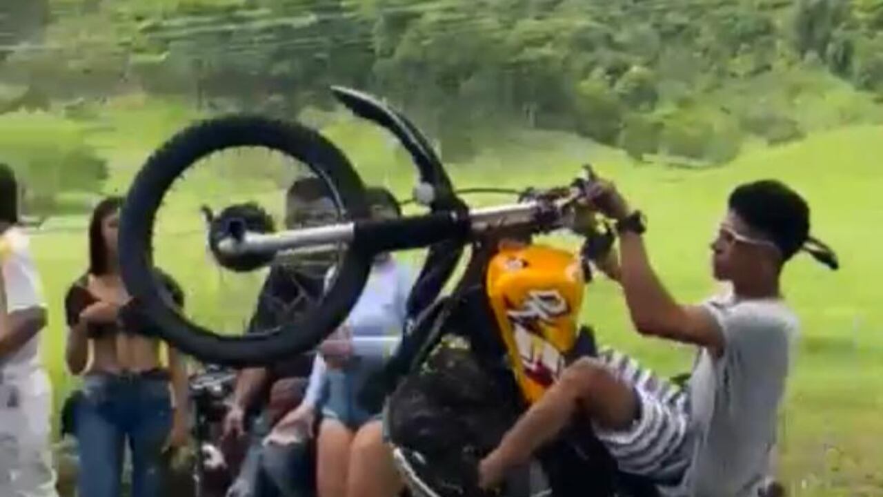 Jóvenes 'picando' motocicletas en Turbo, Antioquia.