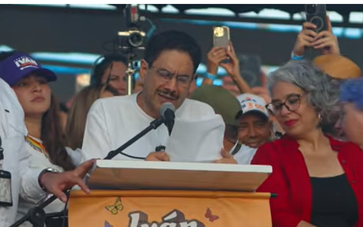 El candidato Iván Cepeda habla durante su cierre de campaña en Barranquilla.