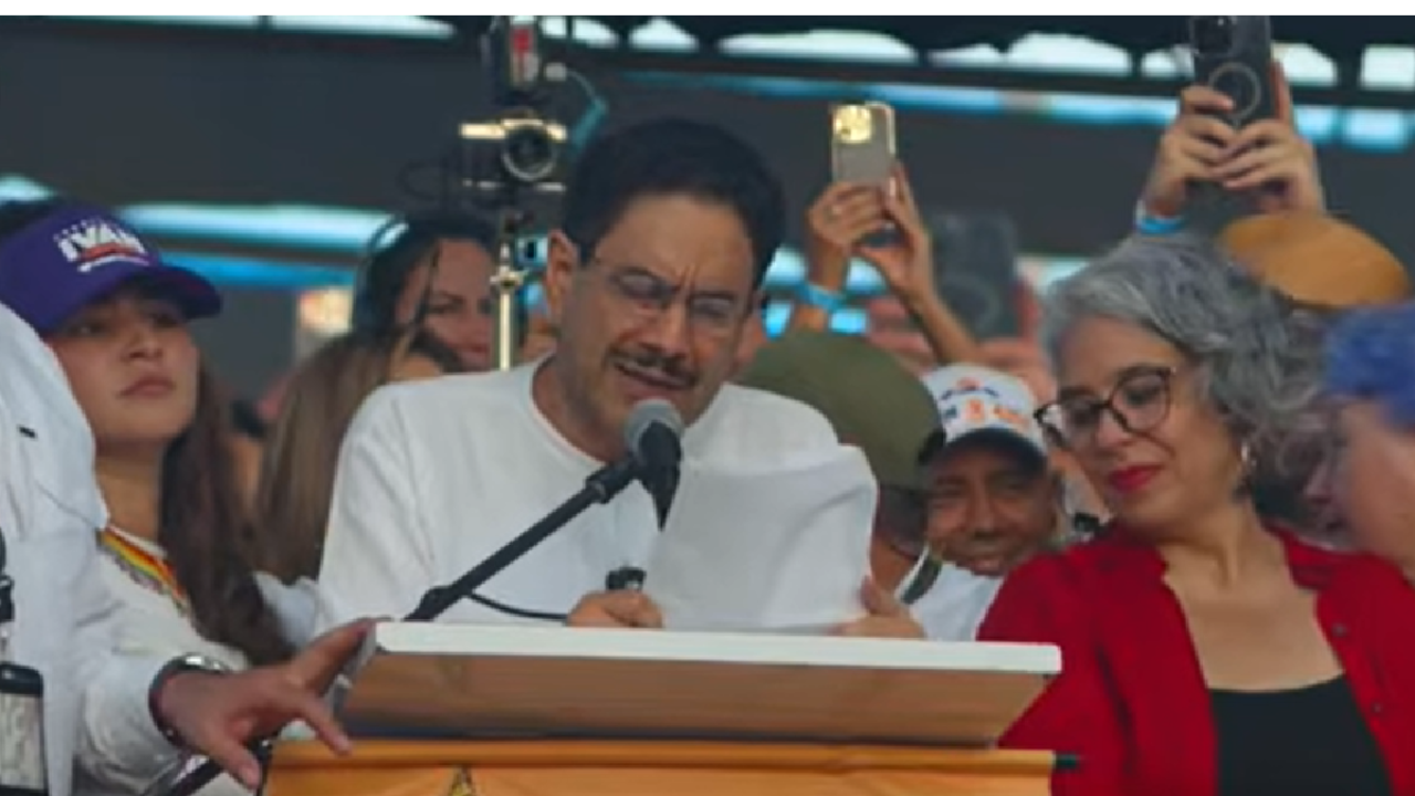 El candidato Iván Cepeda habla durante su cierre de campaña en Barranquilla.