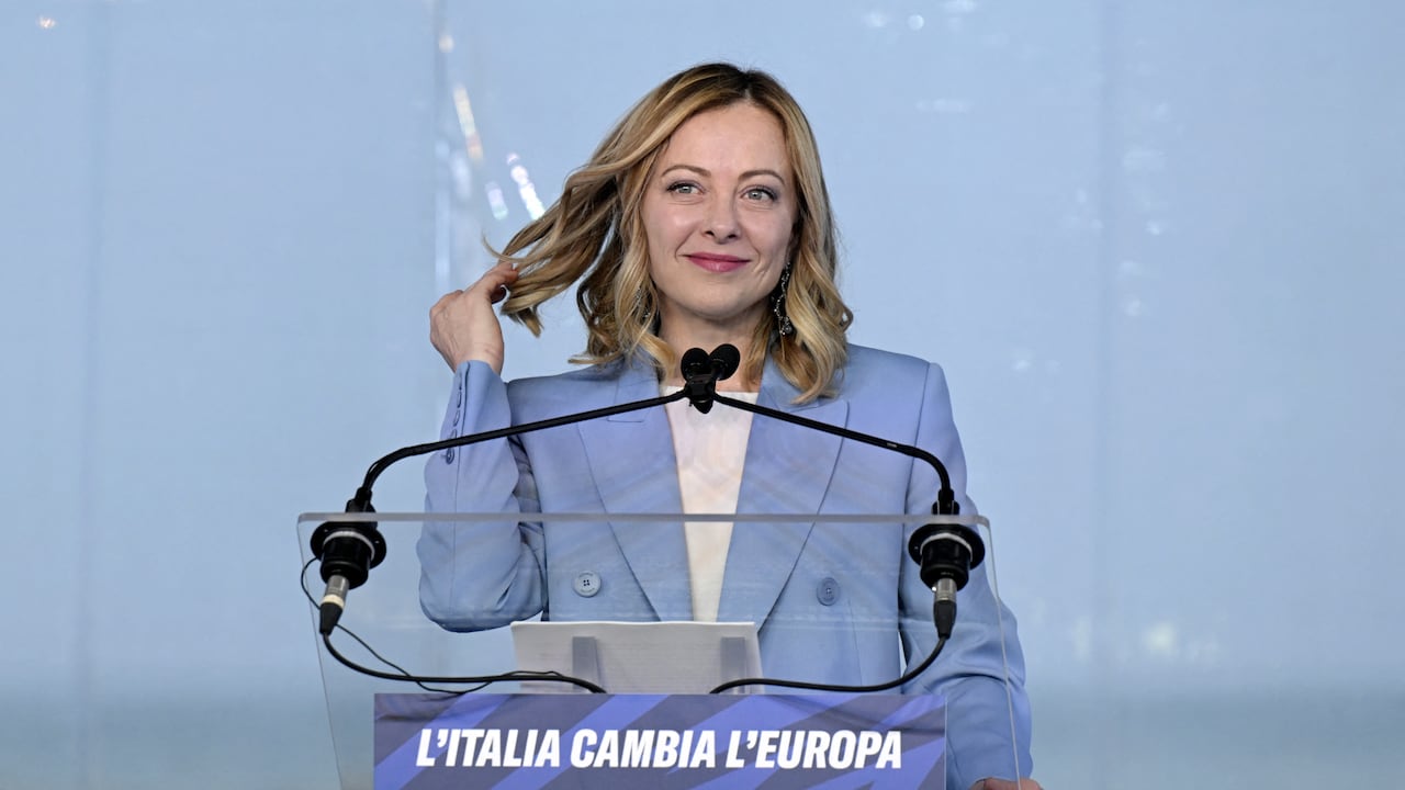 La primera ministra de Italia, Giorgia Meloni, sonríe en el escenario durante una reunión de campaña del partido de extrema derecha Fratelli d'Italia (Hermanos de Italia) (Foto de Tiziana FABI / AFP)