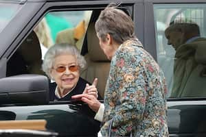 La reina Isabel II de Gran Bretaña hace gestos durante una conversación mientras asiste al Royal Windsor Horse Show, Windsor, Inglaterra, el viernes 13 de mayo de 2022. La aparición de la reina en público se produjo unos días después de que delegó la apertura del Parlamento al príncipe Carlos. Foto Steve Parsons/PA vía AP