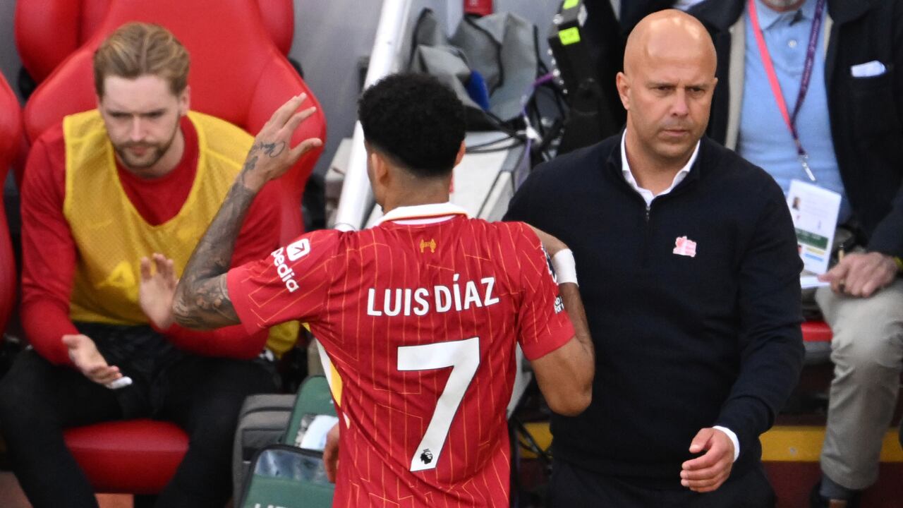 Luis Díaz y su saludo con Arne Slot