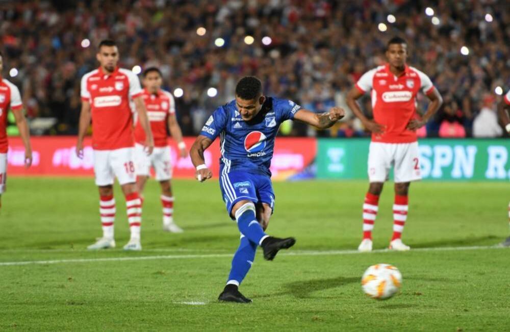 Ayron del Valle, ídolo azul que regresó a casa,  lanzó el penal al costado izquierdo, frente a lo que Castellanos, arquero del expreso rojo,  nada pudo hacer. Foto: LosMillonarios.Net