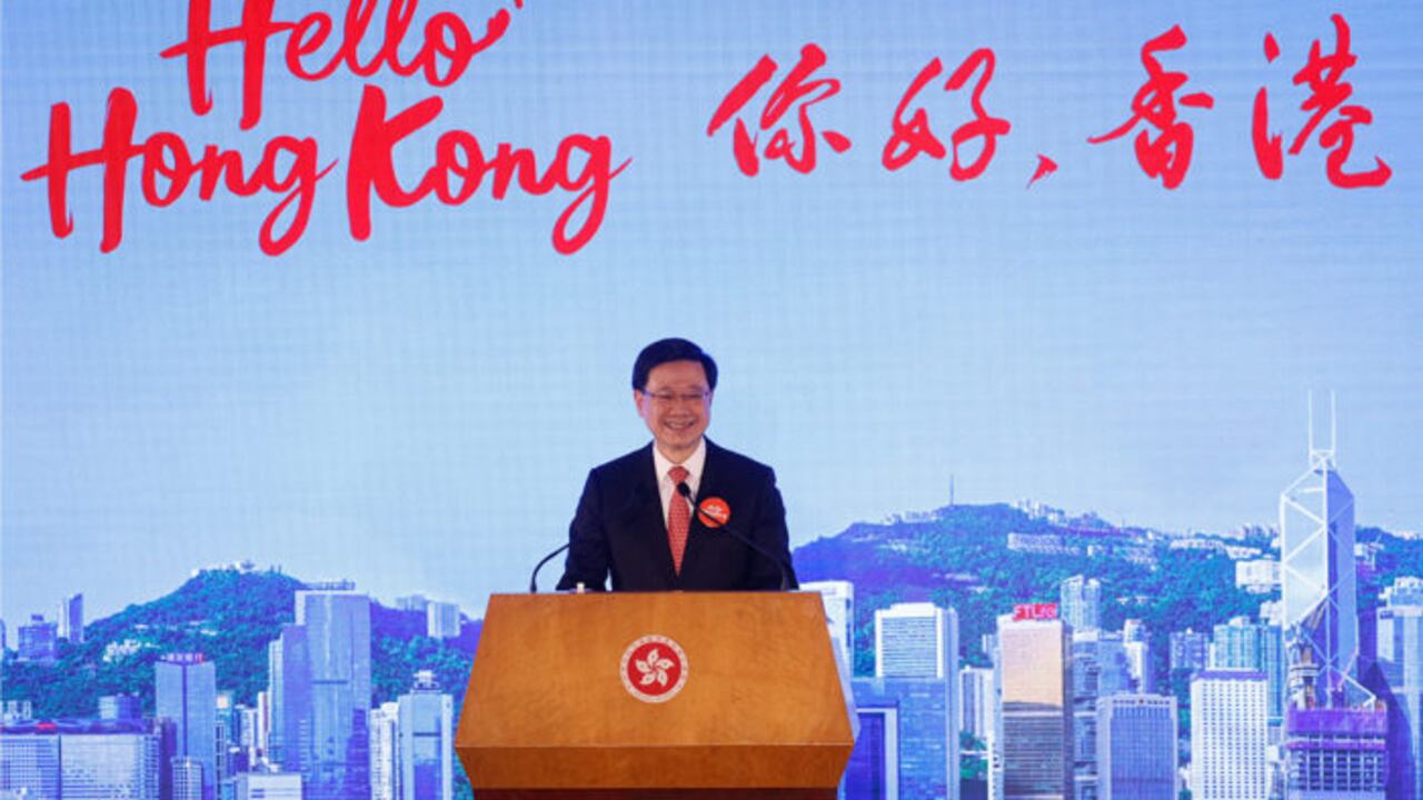 John Lee anunciando la campaña 'Hola, Hong Kong'