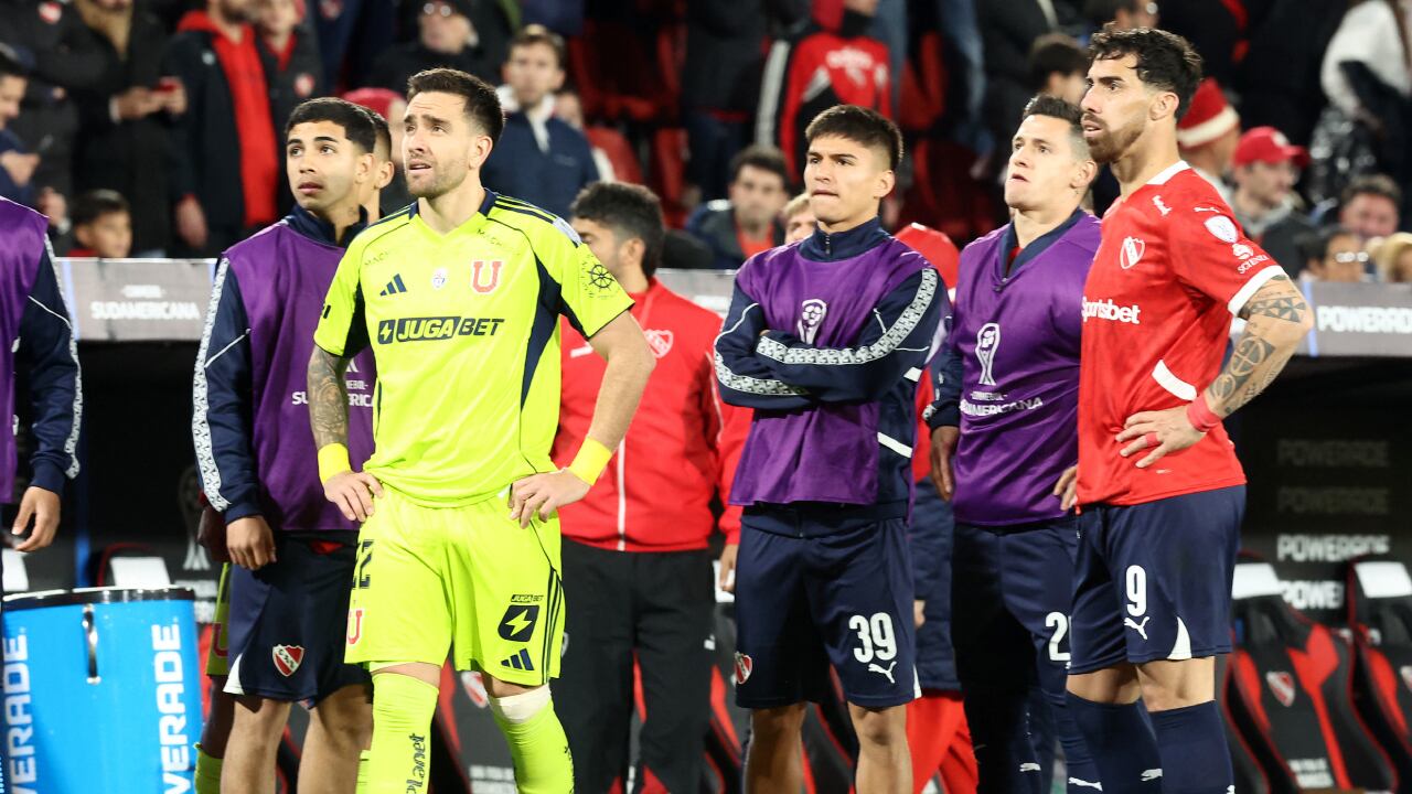 Jugadores de Independiente y U de Chile presencian los disturbios.