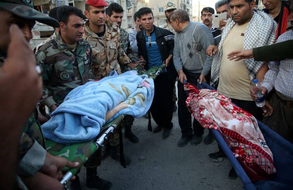 Un terremoto de 7.3 grados en la escala de Richter tuvo como epicentro la montañosa frontera entre Irán e Irak. Ha causado al menos 415 muertos y más de 7.000 heridos, la gran mayoría del lado iraní. El Ejército y los equipos de rescate continuan sus trabajos cerca de las construcciones parcialmente colapsadas en ambos paises. Foto: Fatemeh Bahrami - Agencia Anadolu