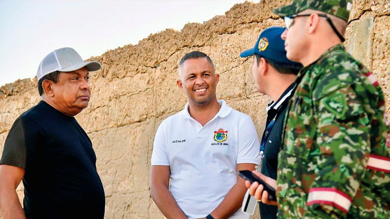 Jaime Luis Buitrago, alcalde de Uribia, aparece en esta foto.
