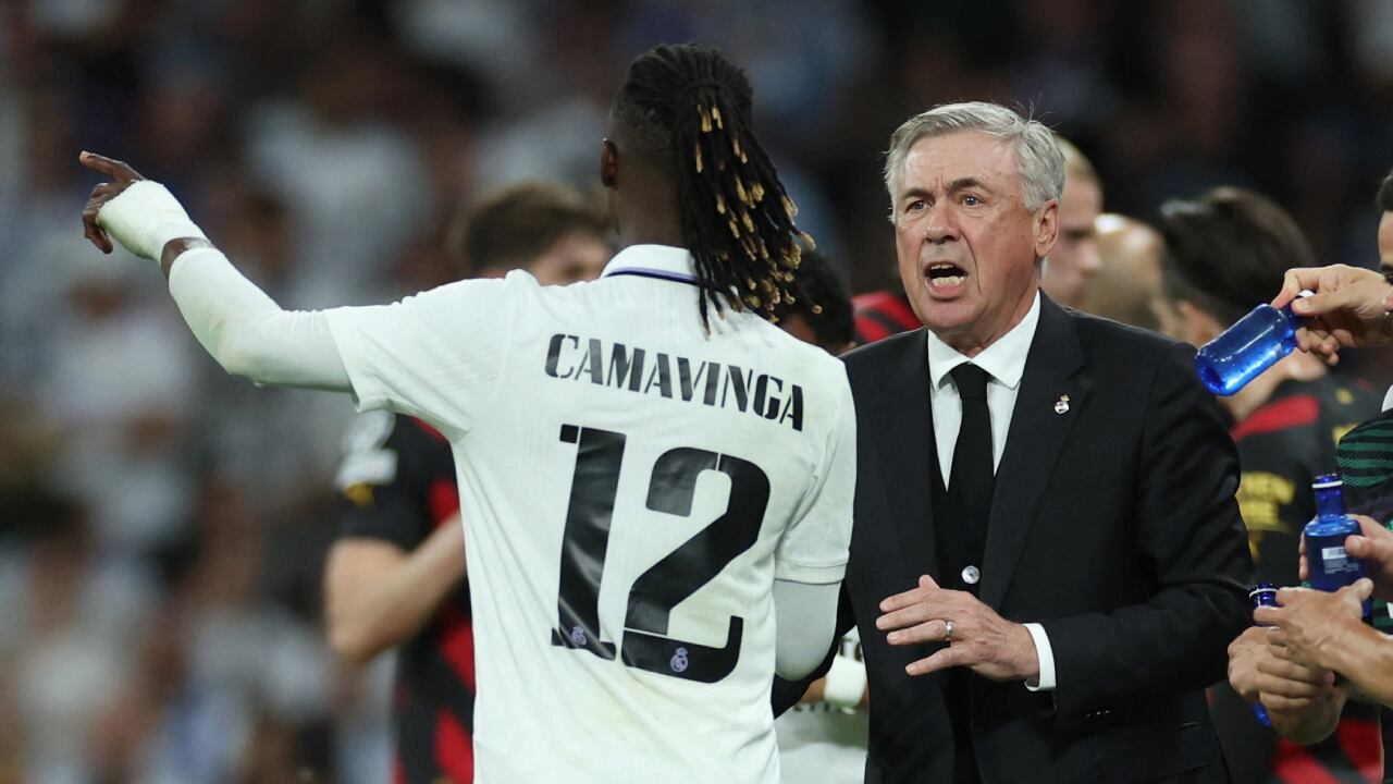 Soccer Football - Champions League - Semi Final - First Leg - Real Madrid v Manchester City - Santiago Bernabeu, Madrid, Spain - May 9, 2023 Real Madrid coach Carlo Ancelotti speaks with Real Madrid's Eduardo Camavinga during the match REUTERS/Isabel Infantes