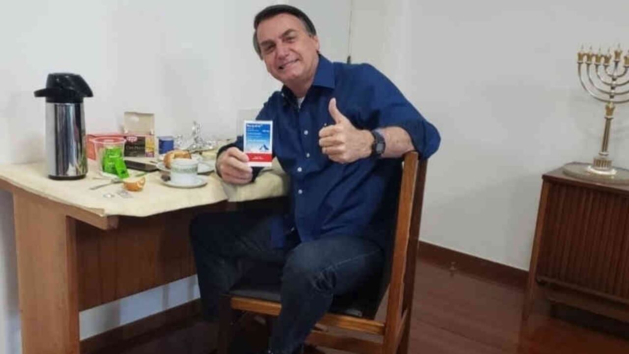 El gobernante de 65 años no precisó cuándo fue realizado el examen RT-PCR, que detecta el virus mediante análisis de las secreciones nasales.