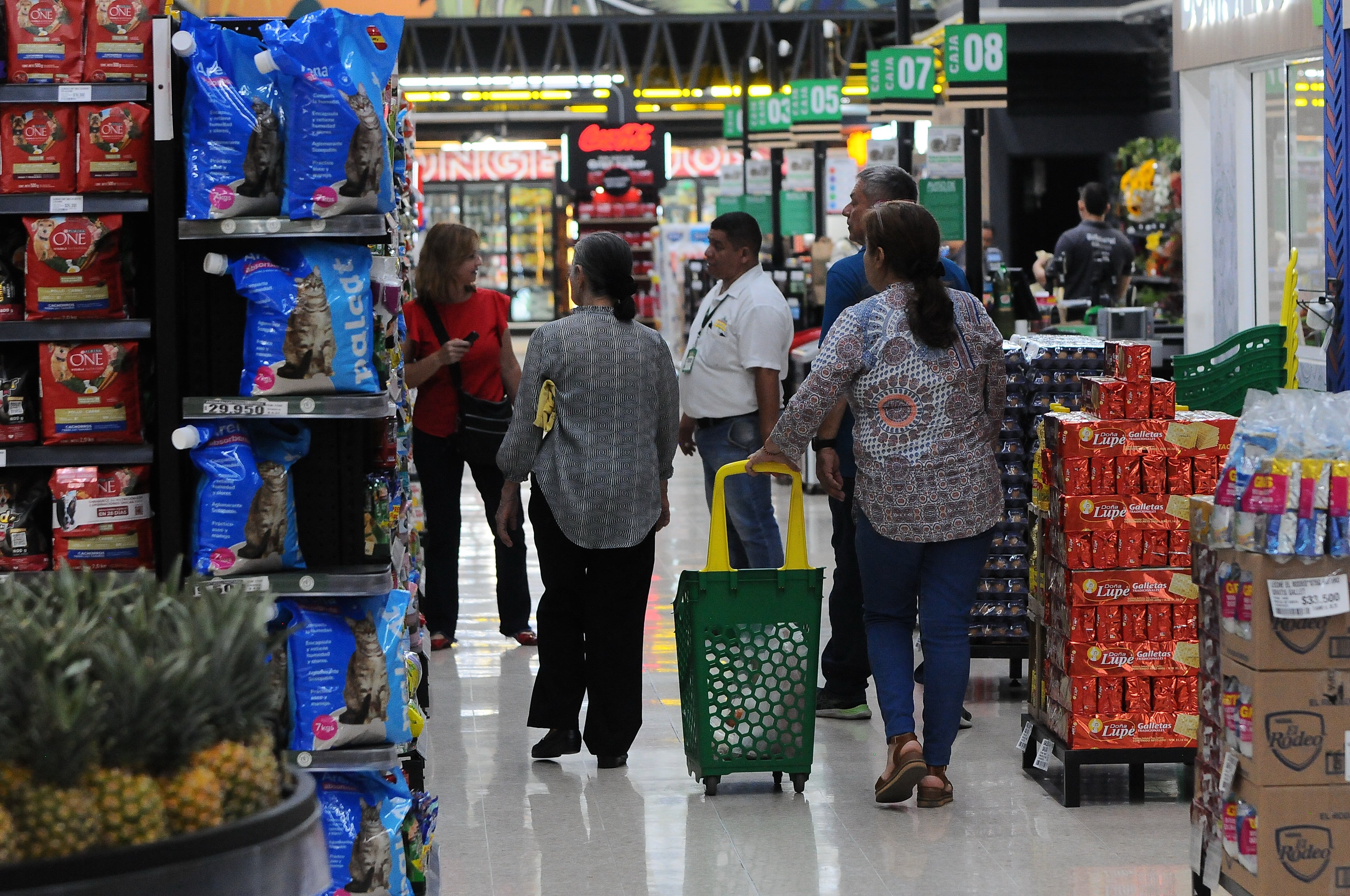Cali: Precios de alimentos siguen altos en Cali, amas de casa perciben que el costo de la canasta familiar no baja, la inflación baja pero lento. Foto José L Guzmán. El País