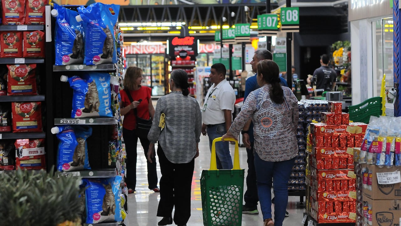 Cali: precios de alimentos siguen altos en Cali, amas de casa perciben que el costo de la canasta familiar no baja, la inflación baja pero lento. Foto José L Guzmán. El País.