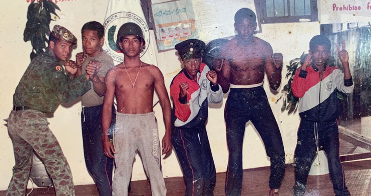 "Kid" Wilson, junto a sus compañeros de la liga de boxeo del Ejército nacional, en 1986.