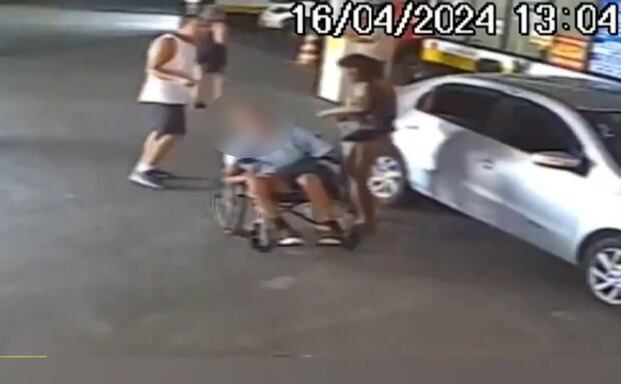 Una pareja notó que algo no estaba bien y se acercó para preguntar por el estado del hombre en la silla de ruedas.