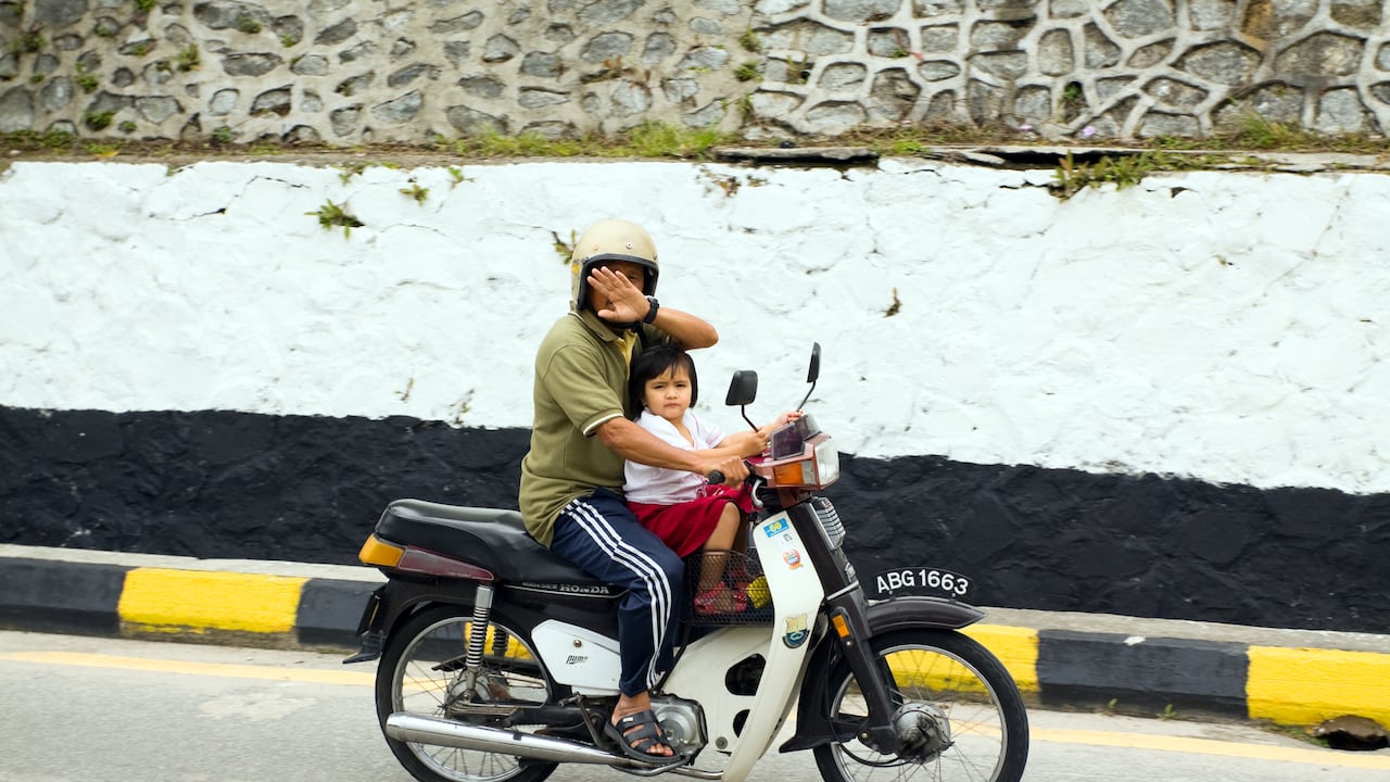 La normativa establece restricciones para el transporte de menores de edad en motocicletas en Colombia.