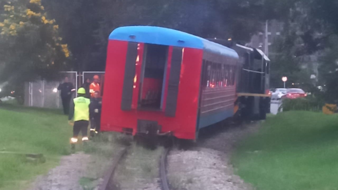Tren de la Sabana se descarriló con alrededor de 600 pasajeros en la carrera 30 de Bogotá.