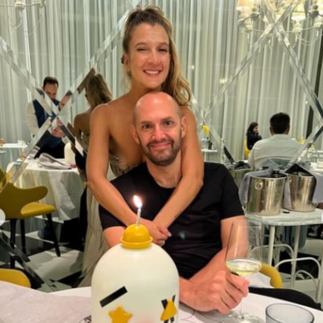 Nicolás De Zubiría al lado de su esposa, Daniela Vidal.