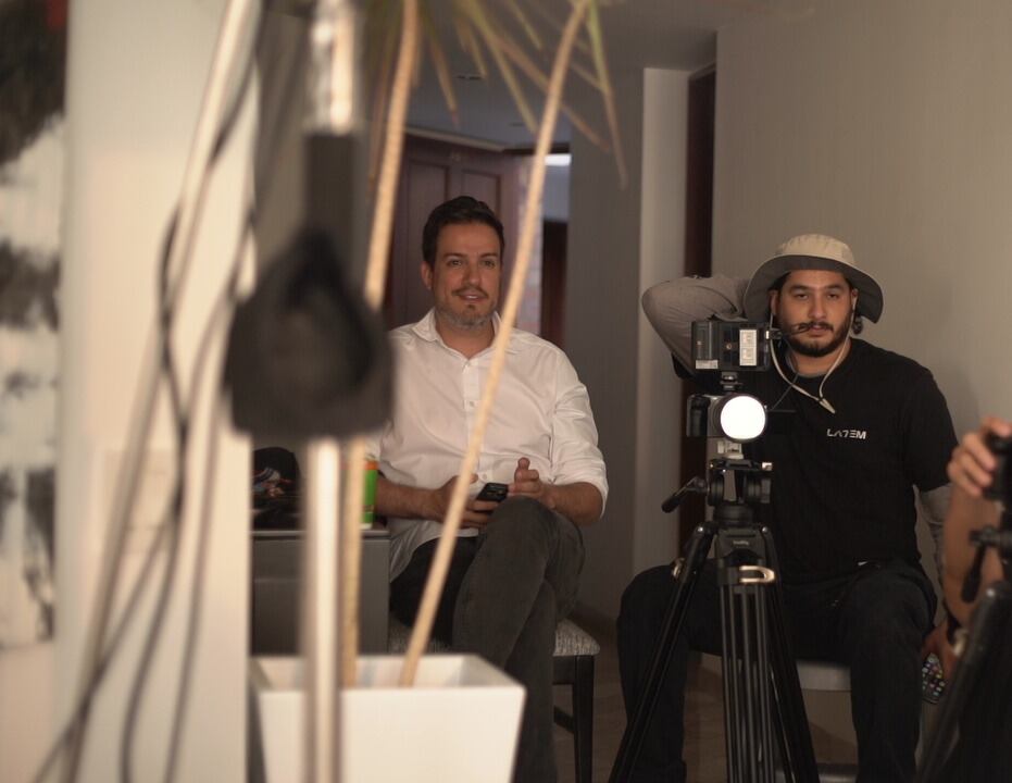 Camilo Betancur durante las grabaciones de She is my Boss