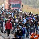 Más de mil migrantes de diferentes nacionalidades han retomado su paso en la caravana luego de no recibir una respuesta favorable a sus demandas para recibir visas humanitarias del Instituto Nacional de Migración. (Photo by STRINGER / AFP)