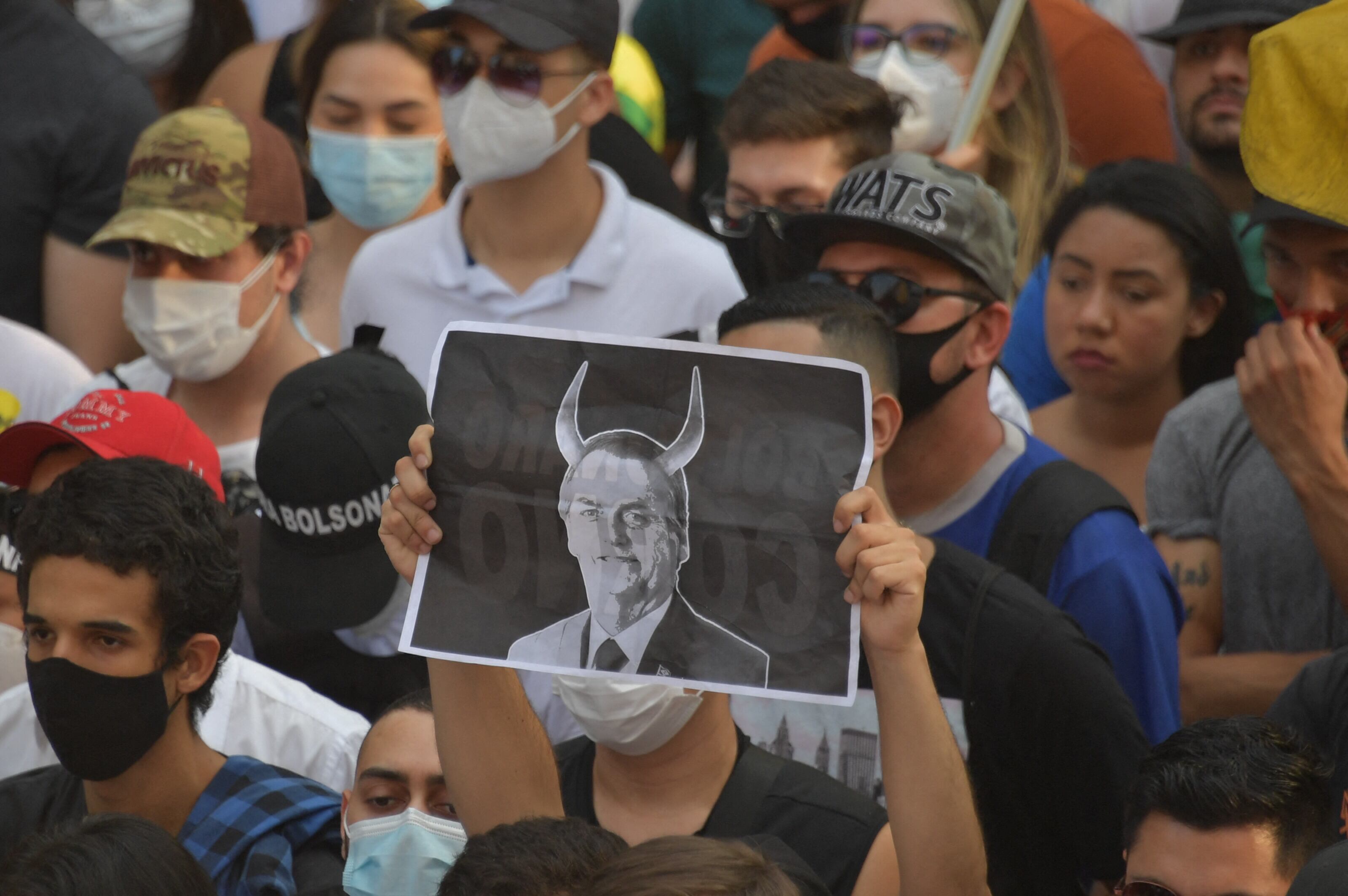 Los manifestantes participan en una protesta convocada por grupos y partidos de derecha para exigir la destitución del presidente brasileño Jair Bolsonaro, en Sao Paulo, Brasil. (Foto de NELSON ALMEIDA / AFP)