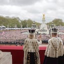 El rey Carlos III y la reina Camila de Gran Bretaña saludan desde el balcón del Palacio de Buckingham después de su coronación, en Londres, el sábado 6 de mayo de 2023. (Chris Jackson/Getty via AP)