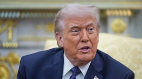 El presidente Donald Trump habla durante una reunión con el canciller alemán, Friedrich Merz, en el Despacho Oval de la Casa Blanca, el martes 3 de marzo de 2026, en Washington.