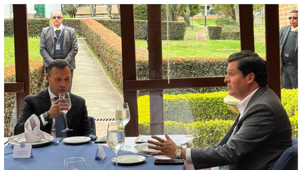 Alcalde de Bucaramanga, Javier Sarmiento, junto al ministro de Defensa, Pedro Arnulfo Sánchez.