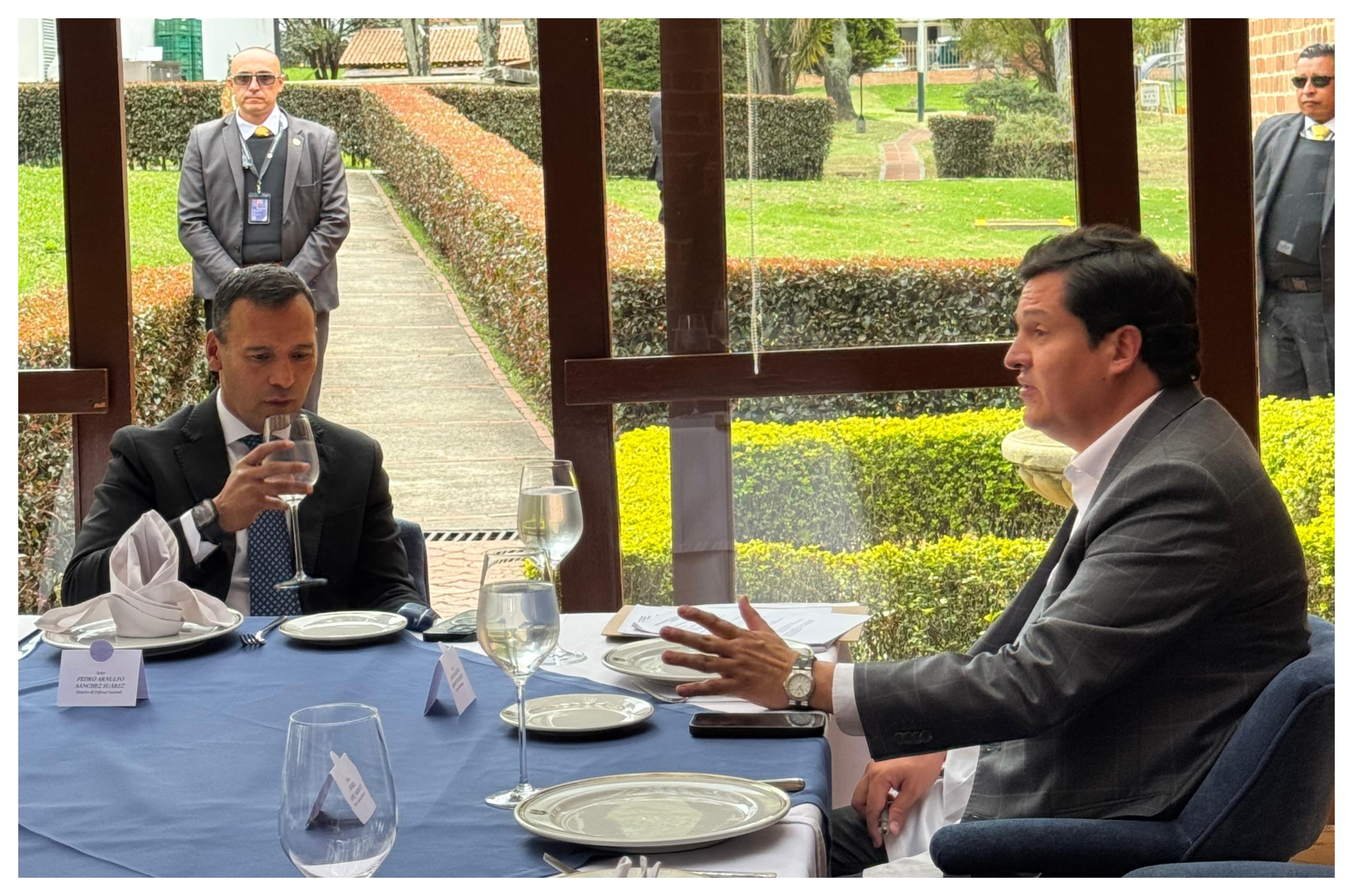 Alcalde de Bucaramanga, Javier Sarmiento, junto al ministro de Defensa, Pedro Arnulfo Sánchez.