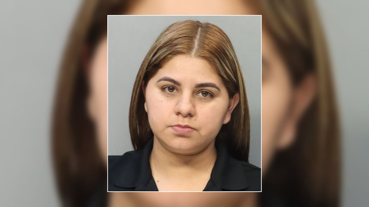 Fotografía tipo “mugshot” de Katherine Vera Moran en un fondo neutro tras su arresto en Miami-Dade