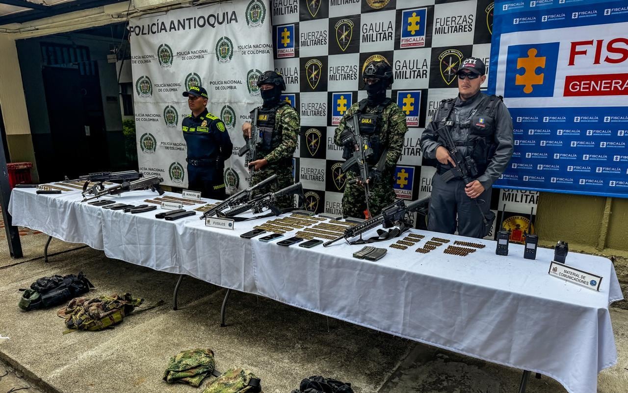 Incautan 5 fusiles, una pistola, 12 proveedores, 929 cartuchos de diferentes calibres, 3 radios de comunicación, 8 teléfonos celulares y material de intendencia en operativo en Antioquia.