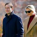 El asesor de la Casa Blanca Jared Kushner e Ivanka Trump, hija del presidente Trump, caminan por el South Lawn de la Casa Blanca, en Washington, el 29 de noviembre de 2020, tras bajar del Marine One a su regreso de Camp David. (AP Foto/Patrick Semansky)