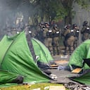 Agentes de la policía despejan una zona que consideraron como una "reunión ilegal" donde manifestantes propalestinos se congregaron en la MLK Plaza de la Universidad del Sur de Florida, el martes 30 de abril de 2024, en Tampa, Florida. (Douglas R. Clifford/Tampa Bay Times via AP)