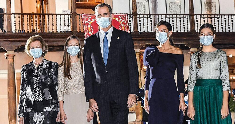 El actual rey Felipe VI, su esposa (Letizia) y sus hijas (Leonor y Sofía) intentan mantener la credibilidad de la monarquía en España, mientras los escándalos financieros de Juan Carlos aparecen todos los días en la prensa mundial. 