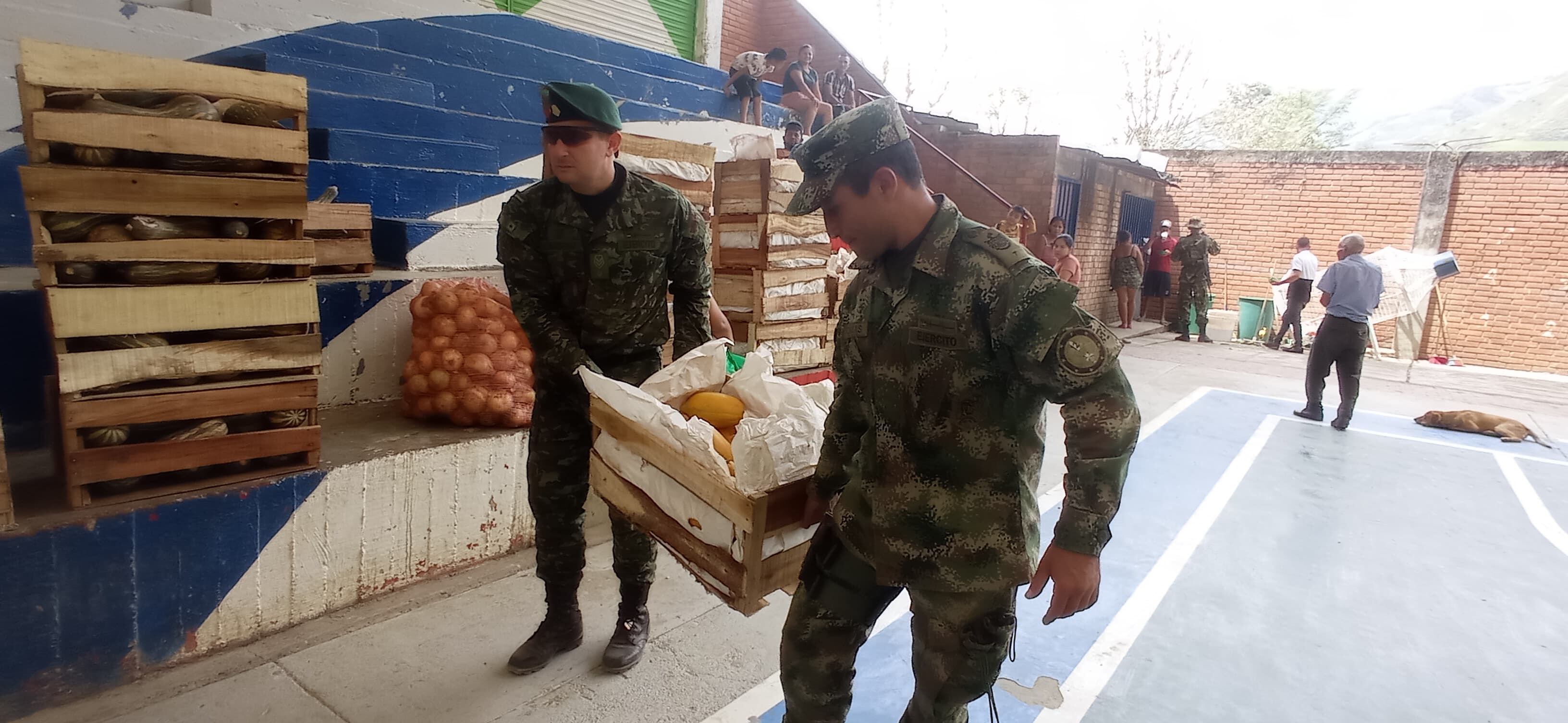 Las familias recibieron alimentos perecederos y no perecederos.