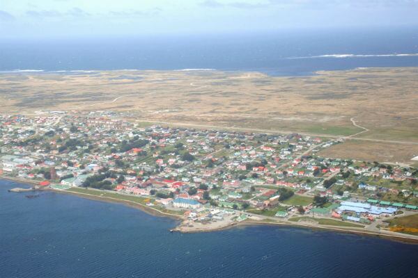 En las Islas Falklands se obtiene la nacionalidad por nacimiento o por trabajar siete años allí.