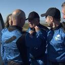 En esta imagen fija tomada de un video de Blue Origin, el fundador de Blue Origin, Jeff Bezos, premia al actor de "Star Trek", miembro de la tripulación de la misión New Shepard NS-18, William Shatner, con un alfiler después de que la tripulación aterrizara el 13 de octubre de 2021 en el oeste de Texas. región, a 40 kilómetros al norte de Van Horn. - Los otros miembros (de izquierda a derecha), la vicepresidenta de operaciones de misión y vuelo de Blue Origin, Audrey Powers; El cofundador de Planet Labs, Chris Boshuizen y el cofundador de Medidata Solutions, Glen de Vries, también recibieron un pin de Bezos, (Foto de Jose ROMERO / BLUE ORIGIN / AFP) / RESTRINGIDO AL USO EDITORIAL - CRÉDITO OBLIGATORIO "AFP PHOTO / Blue Origen "- SIN MARKETING - SIN CAMPAÑAS DE PUBLICIDAD - DISTRIBUIDO COMO SERVICIO A CLIENTES