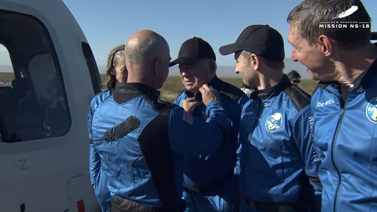 En esta imagen fija tomada de un video de Blue Origin, el fundador Jeff Bezos, premia al actor de "Star Trek", miembro de la tripulación de la misión New Shepard NS-18, William Shatner, con un alfiler después de que la tripulación aterrizara el 13 de octubre de 2021 en el oeste de Texas. (Foto de Jose ROMERO / BLUE ORIGIN / AFP) "AFP PHOTO / Blue Origen "- SIN MARKETING - SIN CAMPAÑAS DE PUBLICIDAD - DISTRIBUIDO COMO SERVICIO A CLIENTES