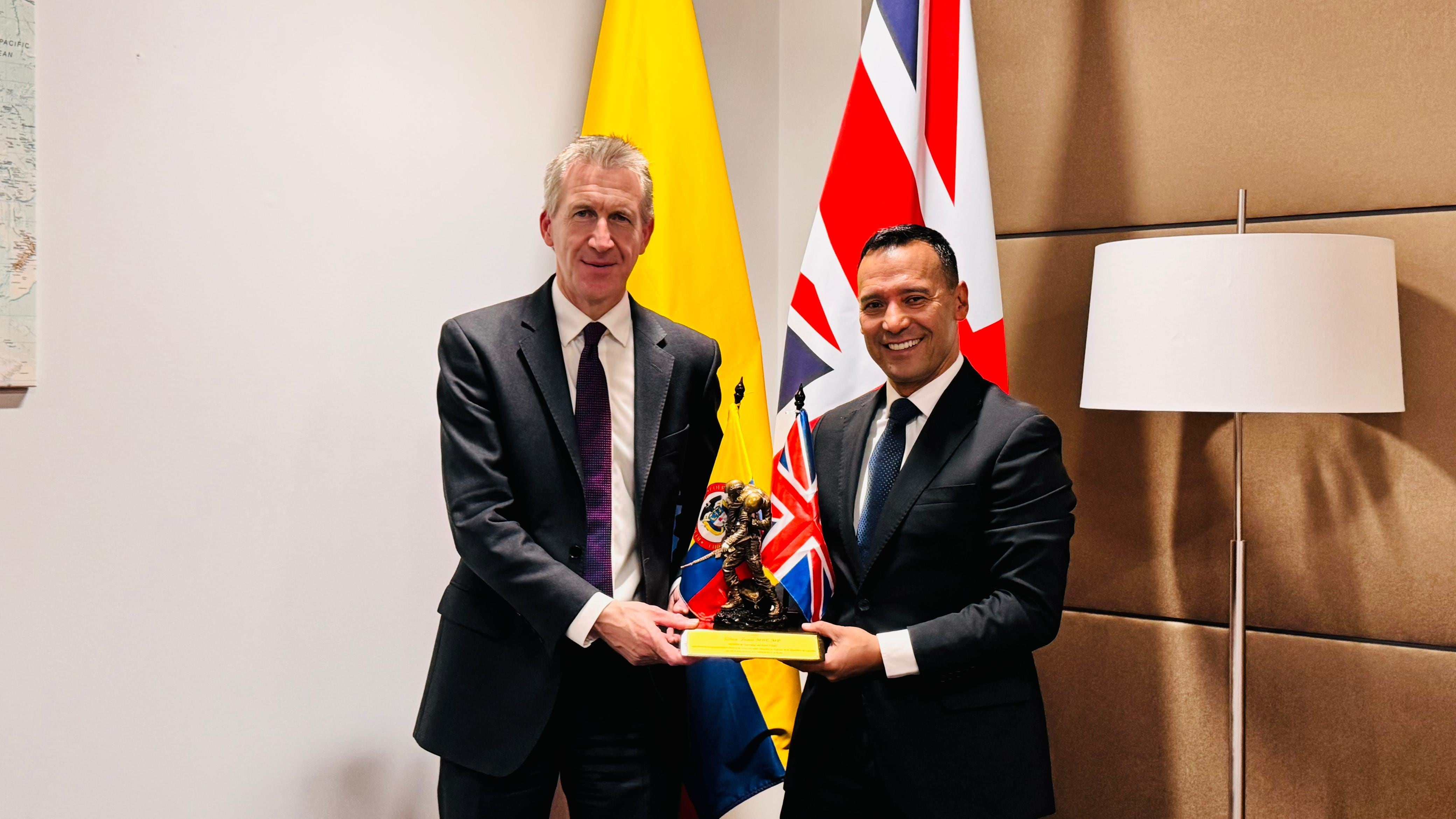 El ministro de Defensa, Pedro Sánchez, sostuvo una reunión con Dan Jarvis, ministro de Seguridad del Reino Unido, y visitó la feria Defense and Security Equipment International (DSEI).