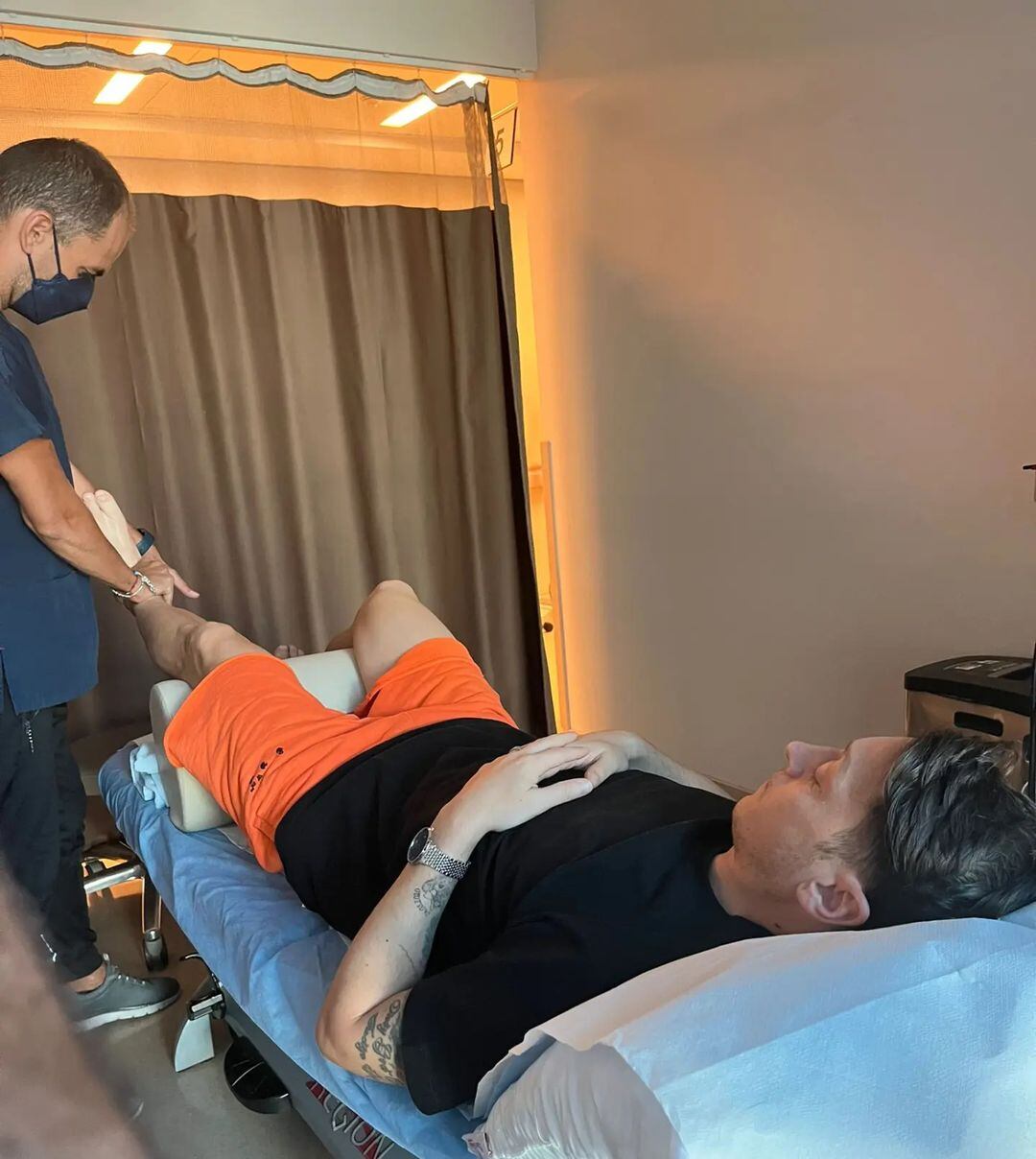 Özil estuvo una temporada completa sin jugar antes de salir a Turquía