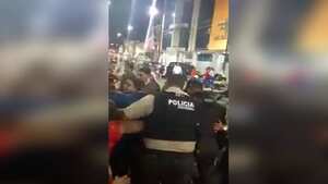 Policía en Guabo, Ecuador, detiene al novio en plena boda, por deber la pensión alimentaria de otra relación. Foto Twitter @radio_pichincha.