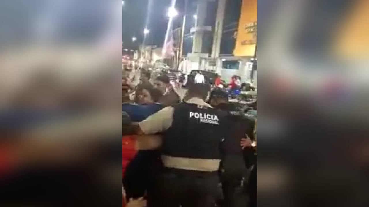 Policía en Guabo, Ecuador, detiene al novio en plena boda, por deber la pensión alimentaria de otra relación. Foto Twitter @radio_pichincha.