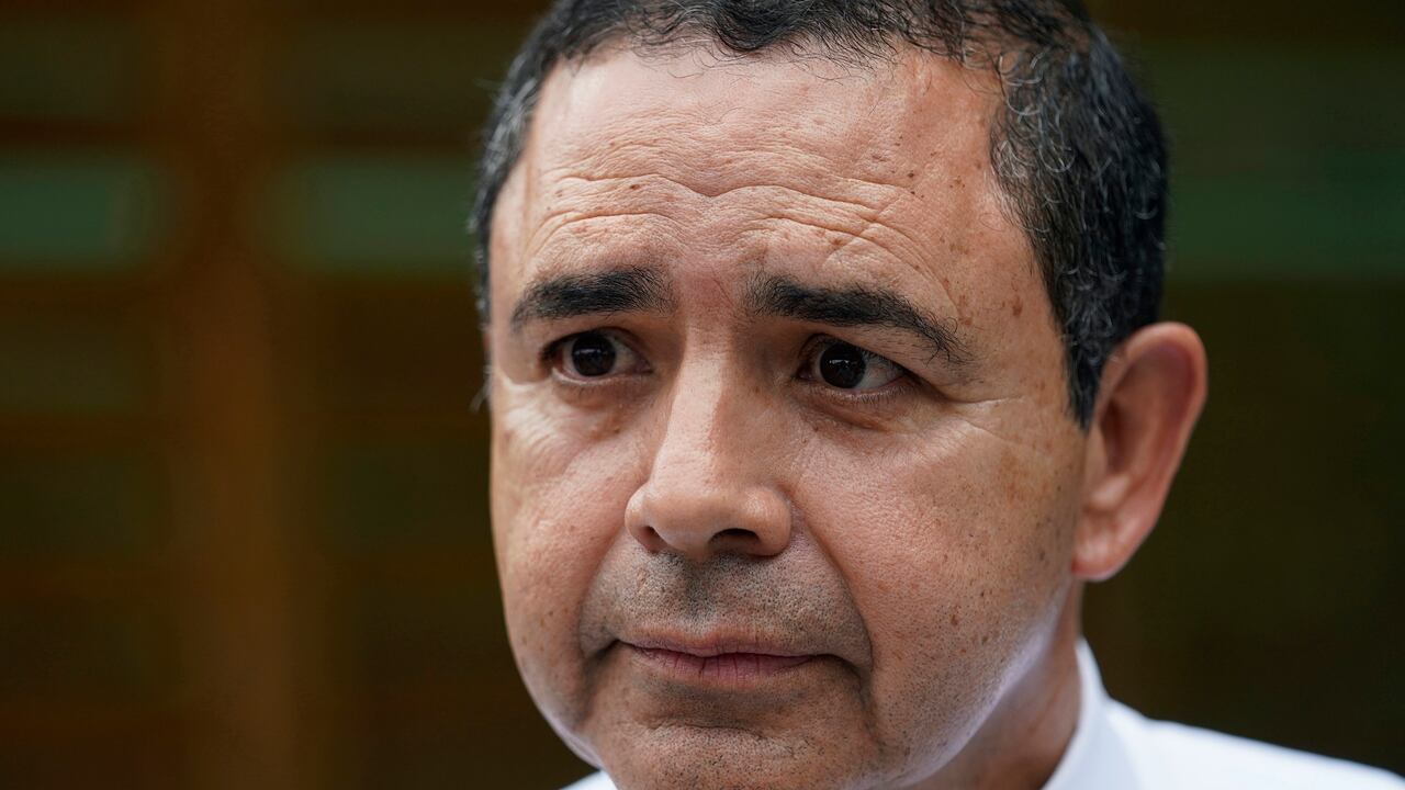 ARCHIVO - El representante demócrata Henry Cuellar habla con un reportero durante un evento de campaña el 4 de mayo de 2022, en San Antonio. (AP Foto/Eric Gay, archivo)