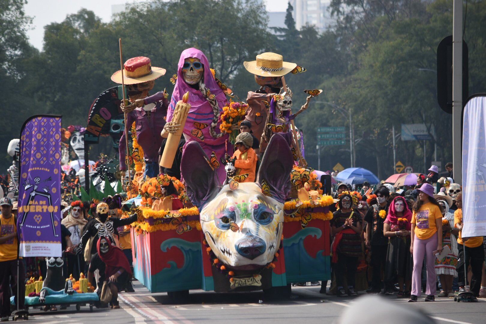 Carros alegóricos homenajearon a figuras icónicas como Rosario Castellanos y David Alfaro Siqueiros durante el desfile.