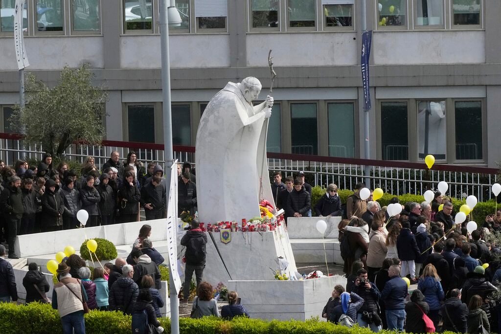 Fieles rezan por el papa Francisco frente al policlínico Agostino Gemelli en Roma, el domingo 16 de marzo de 2025. (Foto AP/Gregorio Borgia)