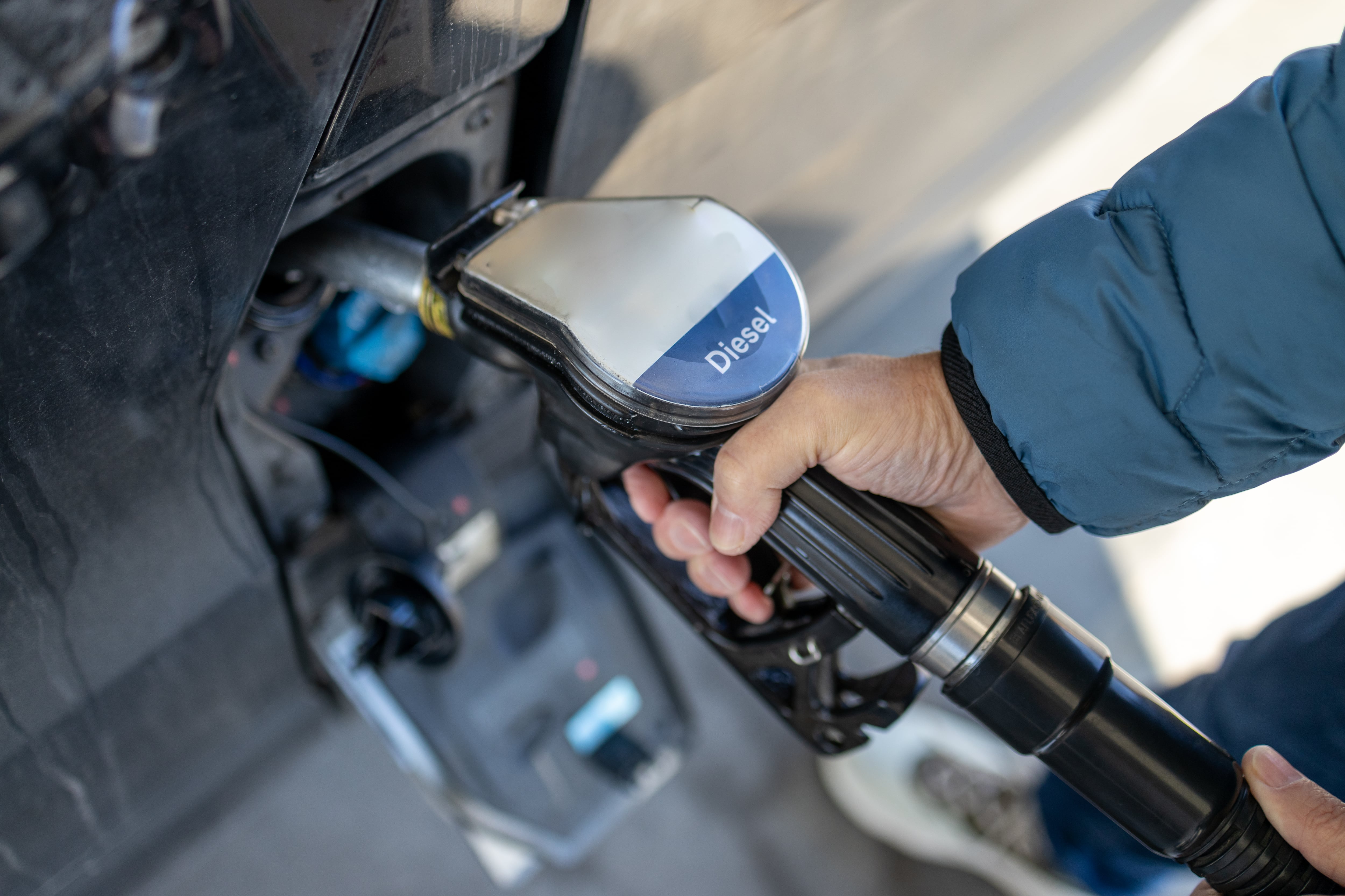 Gremios de combustibles advierten dificultades técnicas para aplicar el cobro diferencial del diésel en Colombia.
