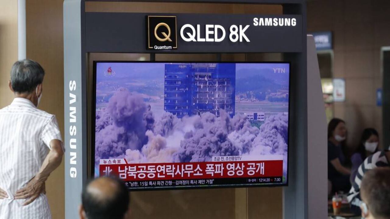 Ciudadanos en Corea del Sur observan la demolición del edificio de la oficina de enlace intercoreana.